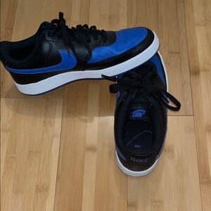 Nike Black and Blue Sneakers. Low tops